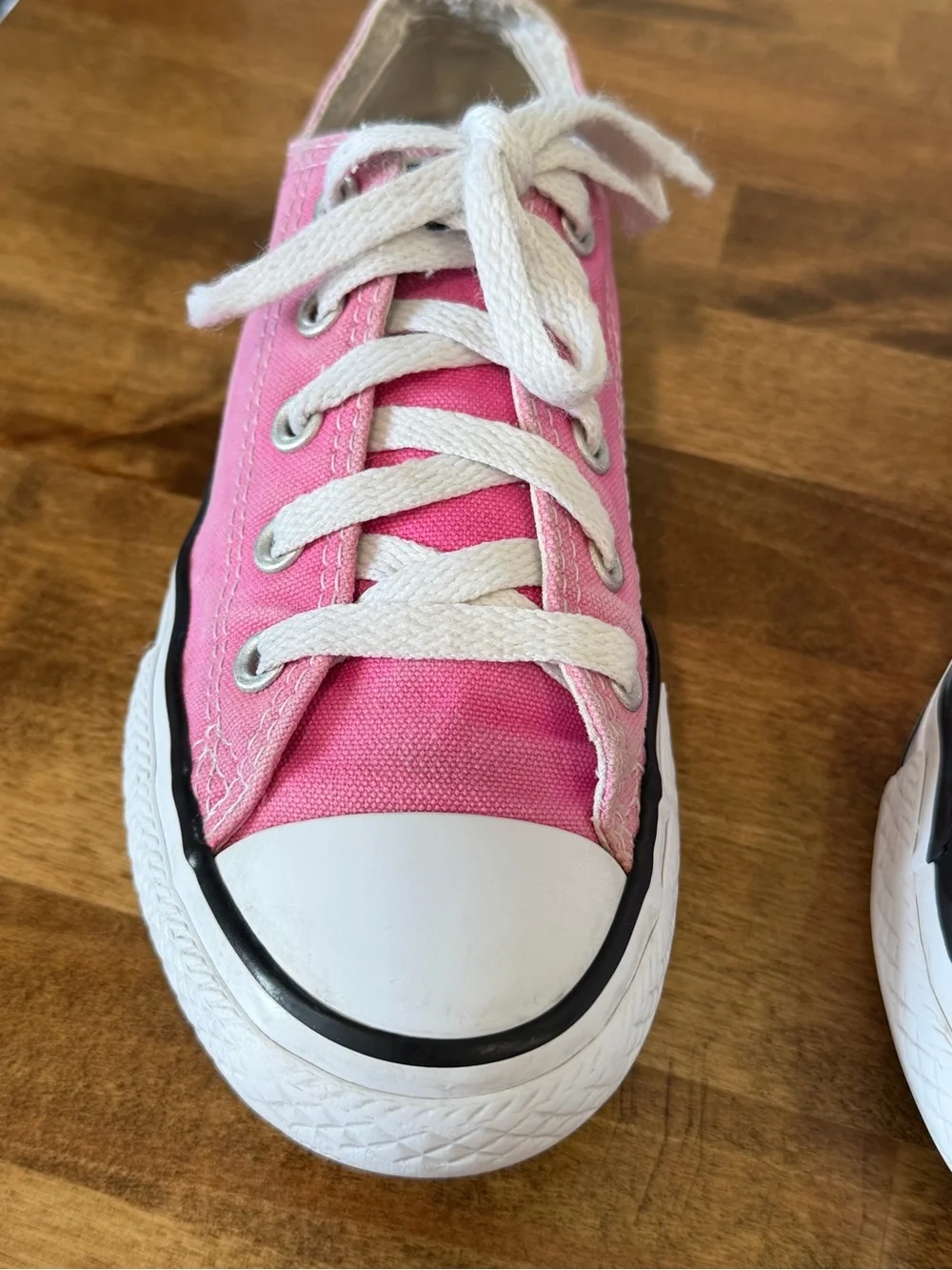 Converse Kids Low Top Sneakers - Pink and White- size 13 Youth- video in listing